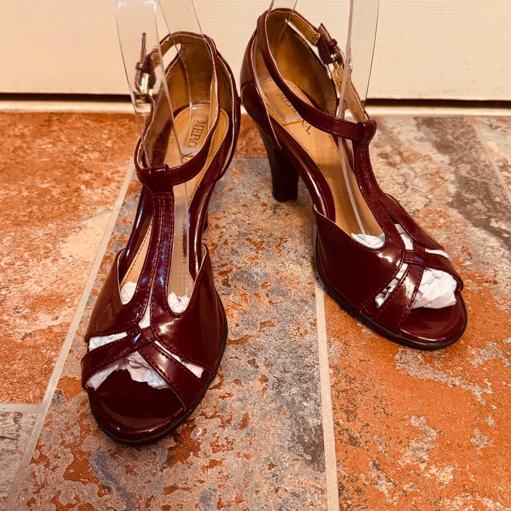 🎁Merona Beautiful Burgundy Patent T-Strap, Peep Toe, Buckle Heels!